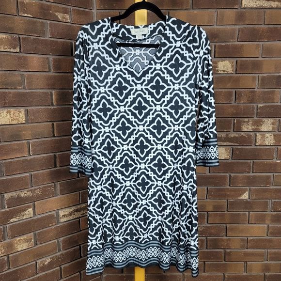 Charlie Paige Dresses & Skirts - Charlie Paige 3/4 sleeve stretch printed v neck dress size s/m
